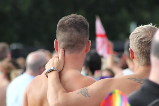 Seksowni geje na kamerkach – inny wymiar pożądania